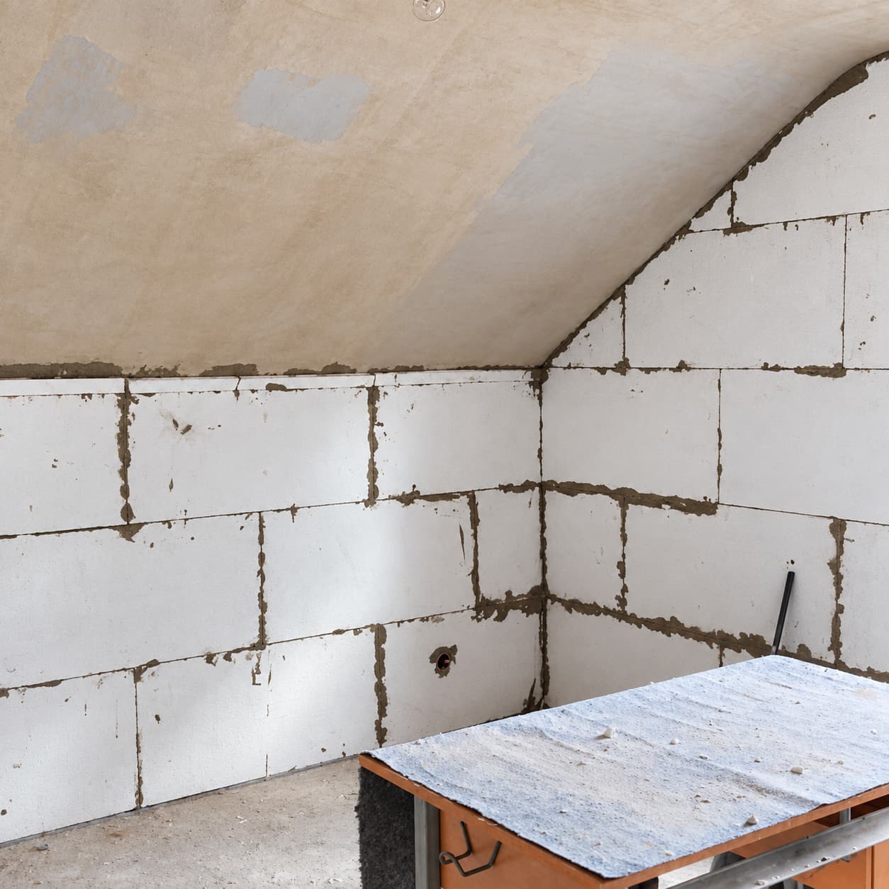 Innenraum mit freigelegten Wandplatten während der Sanierung
