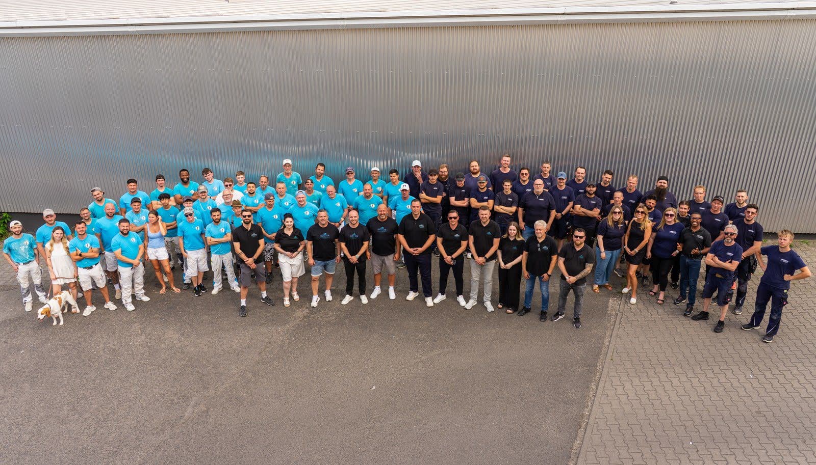 Gruppenfoto des INTEGER-Teams gemeinsam mit den Partnerbetrieben des Unternehmensverbunds